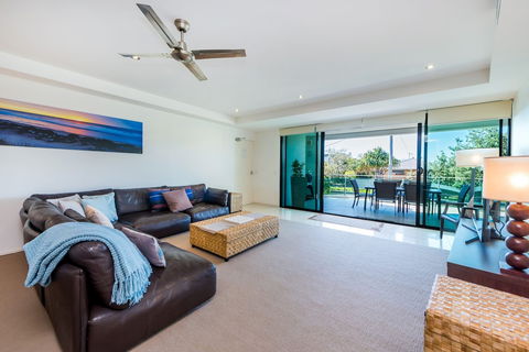 Stylish Beach Side Apartment Unit 5 33 Lorikeet Drive - Accommodation Australia 5