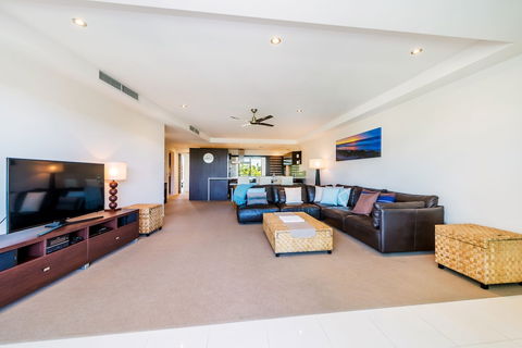Stylish Beach Side Apartment Unit 5 33 Lorikeet Drive - Accommodation Australia 4