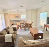 Spacious 2 Bed 2 Bath Villa Central Location Quiet - Accommodation Australia