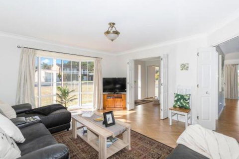 Macleay Street 23 Narrawallee - Bed n Breakfasts 0