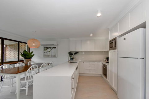 BEAUTIFULLY RENOVATED OCEANSIDE APARTMENT Lamer 9 - Accommodation Australia 4