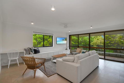 BEAUTIFULLY RENOVATED OCEANSIDE APARTMENT Lamer 9 - Accommodation Australia 6