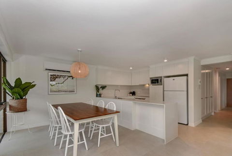 BEAUTIFULLY RENOVATED OCEANSIDE APARTMENT Lamer 9 - Accommodation Australia 3