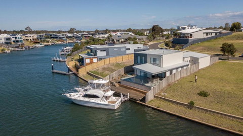 Anchored Access To The Gippsland Lakes - Australia Shopping 5