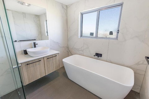 Anchored Access To The Gippsland Lakes - Australia Shopping 1