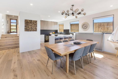 Anchored Access To The Gippsland Lakes - Australia Shopping 2