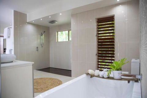 Absolute Lakefront Port Douglas - Local Tourism 3