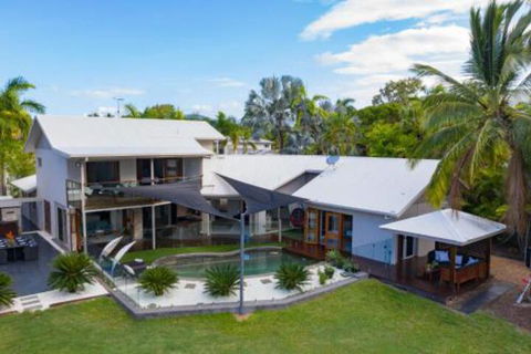 Absolute Lakefront Port Douglas - Local Tourism 5