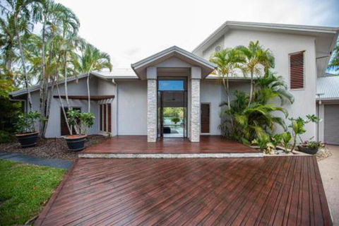 Absolute Lakefront Port Douglas - Local Tourism 7