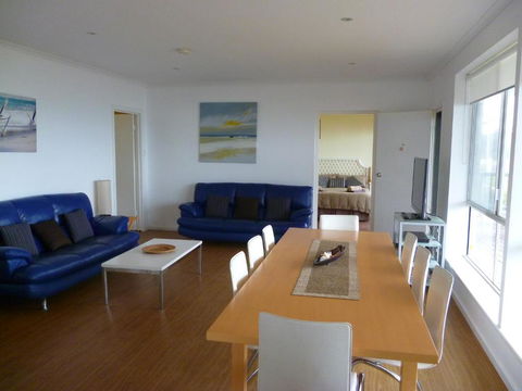 Blue Wren Beach House - Bed n Breakfasts 7