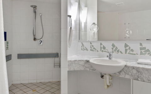 Mant814 - Ocean Views & Sunny Stays - Local Tourism 3