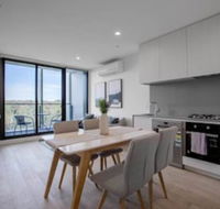Simple And Cozy Apartment In Parkville - Accommodation Australia
