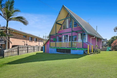 Chalet By The Sea, 10 Pelican Street, Peregian Beach - Accommodation Australia 0