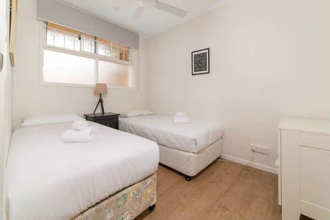 Peaceful 3 Bedroom Apartment In Ascot - Accommodation Australia 5