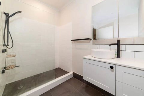 Peaceful 3 Bedroom Apartment In Ascot - Accommodation Australia 6