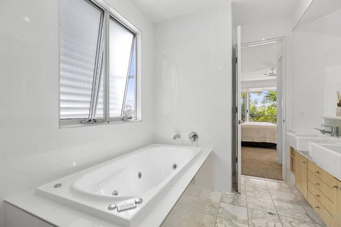 North Facing River Front Stunning Apartment Unit 2 9 Hilton Esplanade - Australia Shopping 7