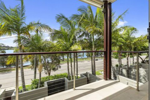 North Facing River Front Stunning Apartment Unit 2 9 Hilton Esplanade - Australia Shopping 0