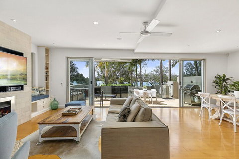 North Facing River Front Stunning Apartment Unit 2 9 Hilton Esplanade - Australia Shopping 4