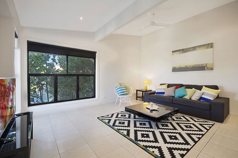 Minutes Walk To Peregian Beach & Surf! Unit 1 / 28 Pelican Street - Accommodation Australia 5