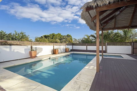 Minutes Walk To Peregian Beach & Surf! Unit 1 / 28 Pelican Street - Accommodation Australia 0