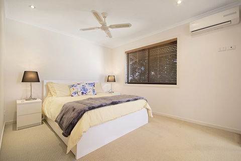 Minutes Walk To Peregian Beach & Surf! Unit 1 / 28 Pelican Street - Accommodation Australia 4