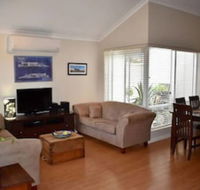 Spacious Home in Mount Hawthorn Next To Lake Monger - Local Tourism