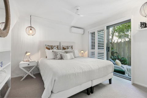 Luxury Beachside Apartment - Accommodation Australia 5
