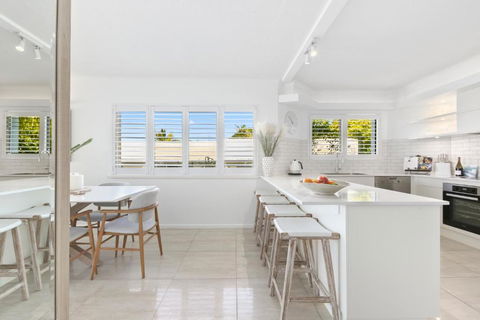 Luxury Beachside Apartment - Accommodation Australia 1