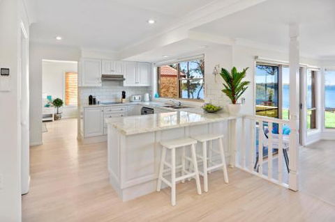 Adrift Retreat St. Georges Basin Waterfront Home - Accommodation Australia 2