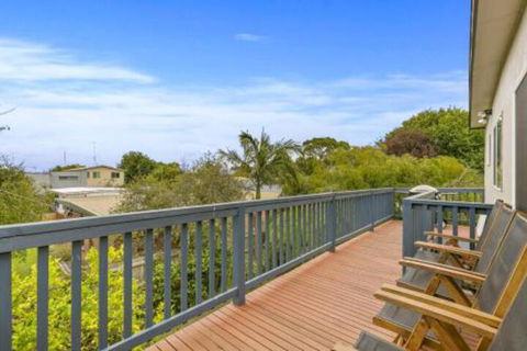 THE BEACH HIVE PET FRIENDLY (OUTSIDE ONLY) INLET SIDE - Accommodation Australia 0