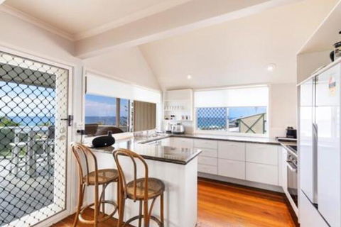 Casual Hamptons Living Sunshine Beach - Accommodation Australia 0