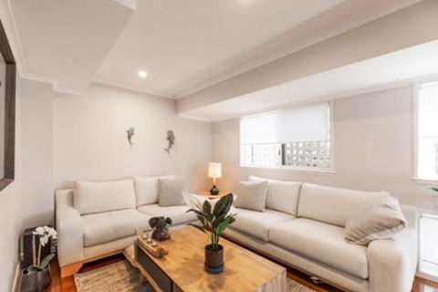 Casual Hamptons Living Sunshine Beach - Accommodation Australia 3