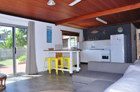 12 Zircon Street Renovated Beach Shack With The Perfect Blend Of Comfort & Coastal Cool - Accommodation Australia 5