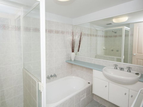 Aquarius Apartment 4 - Australia Shopping 6