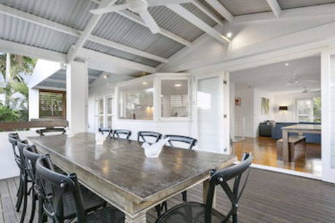 Stunning Sunshine Beach House In Prime Location 31 Ferguson Street - Local Tourism 0