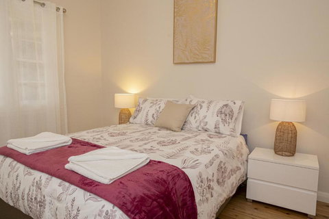 Rose Cottage Charming Double Brick Near Cook Park & CBD - Accommodation Australia 7