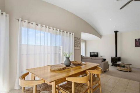 DRIFTWOOD VILLA Free Wifi Walk To Beach - Accommodation Australia 6