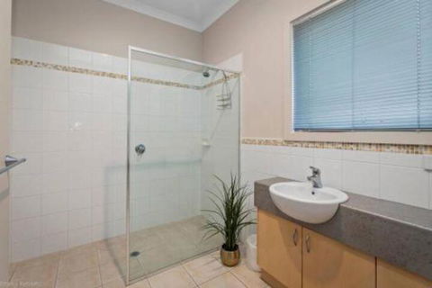 DRIFTWOOD VILLA Free Wifi Walk To Beach - Accommodation Australia 2