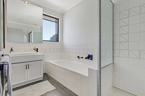 On The Hill At Metung - Local Tourism 7