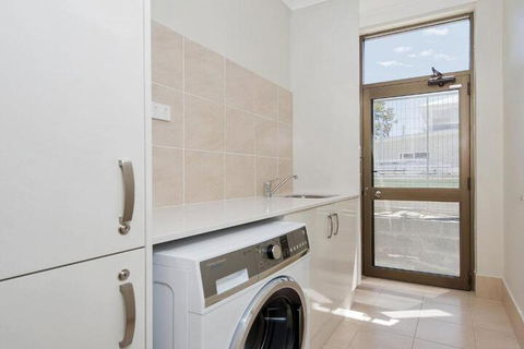 Whispering Sands 10 Sandy Point Road Luxury Waterfront Home With Aircon WIFI & Foxtel - Accommodation Australia 3