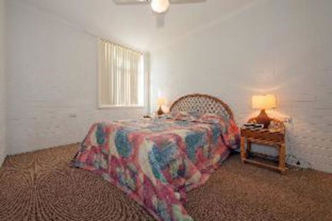 2 Bedroom Apartment Little Hut Unit 3 20 Kurrawa Close - Australia Shopping 3