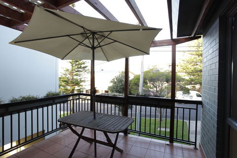La Mer Sea View Apartment - Accommodation Australia 4