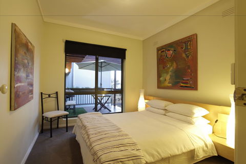 La Mer Sea View Apartment - Accommodation Australia 0