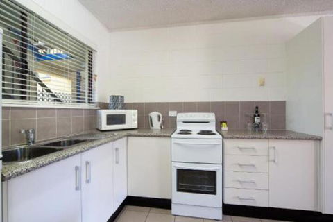Budget Apartment Trinity Beach - Bed n Breakfasts 1