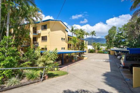 Budget Apartment Trinity Beach - Bed n Breakfasts 6