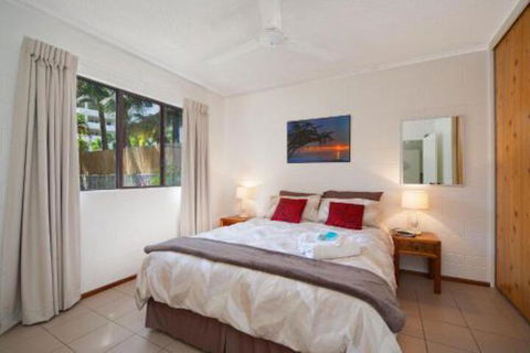 Budget Apartment Trinity Beach - Bed n Breakfasts 2