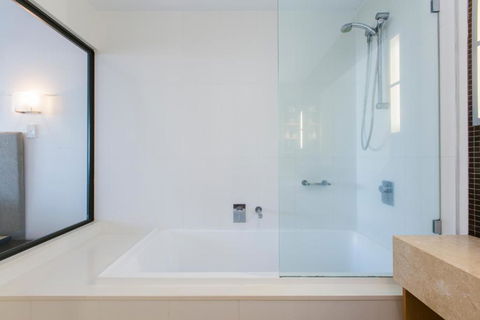 Boathouse Port Of Airlie - Accommodation Australia 5