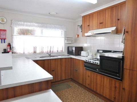 RETRO RETREAT INLET SIDE - Accommodation Australia 6
