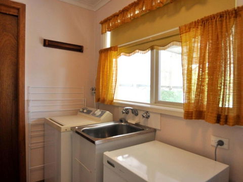 RETRO RETREAT INLET SIDE - Accommodation Australia 4