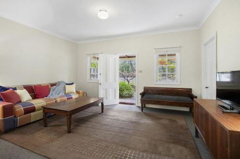 THE TEACHERS COTTAGE - Accommodation Australia 3